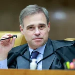 Voo com Mendonça é abortado por falha mecânica, diz colunista