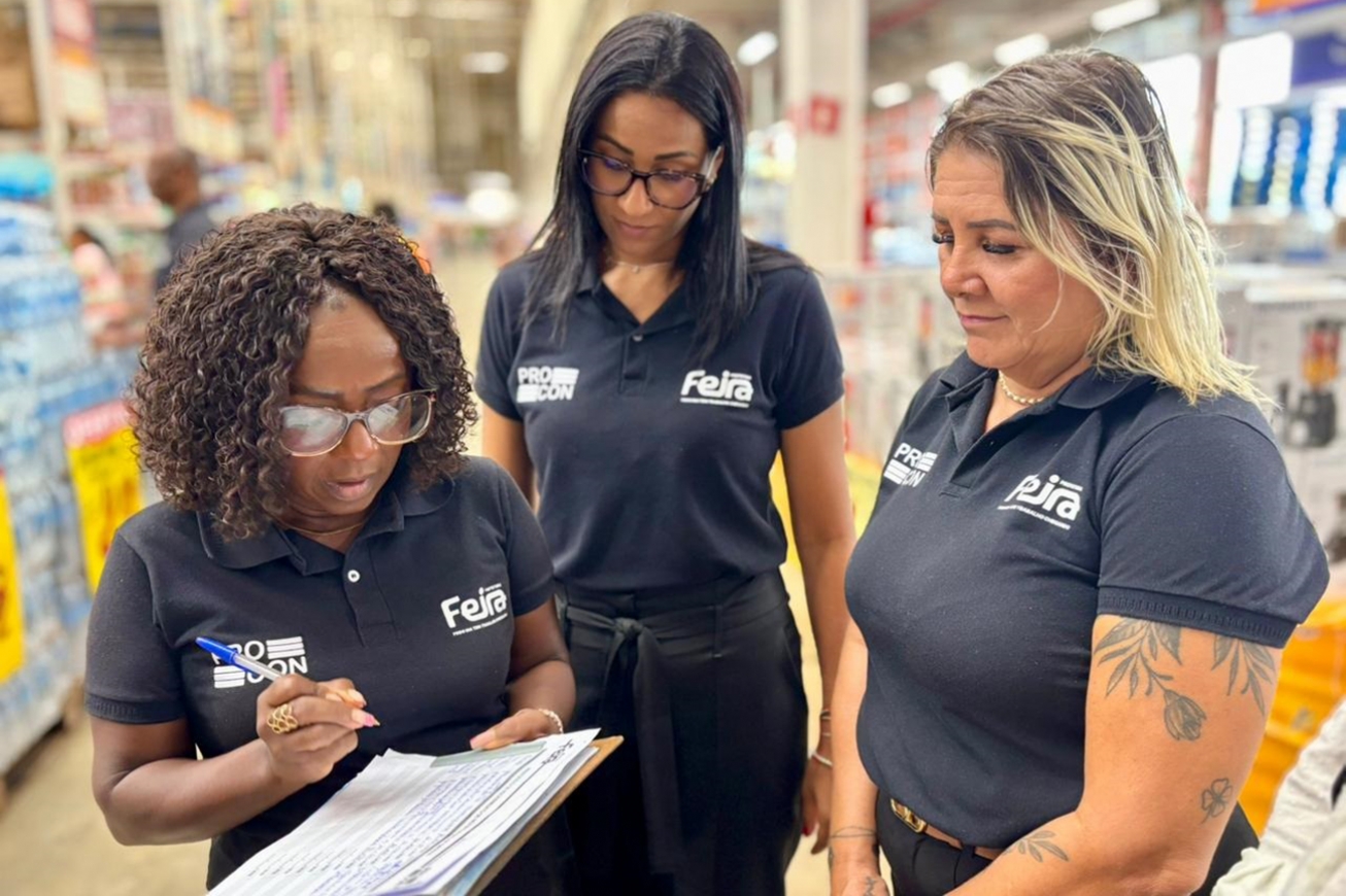 PROCON notifica nove atacados por cobrança irregular de sacolas com propaganda
