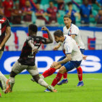 VAR aponta simulação de Everaldo em pênalti anulado do Bahia contra o Athletico-PR