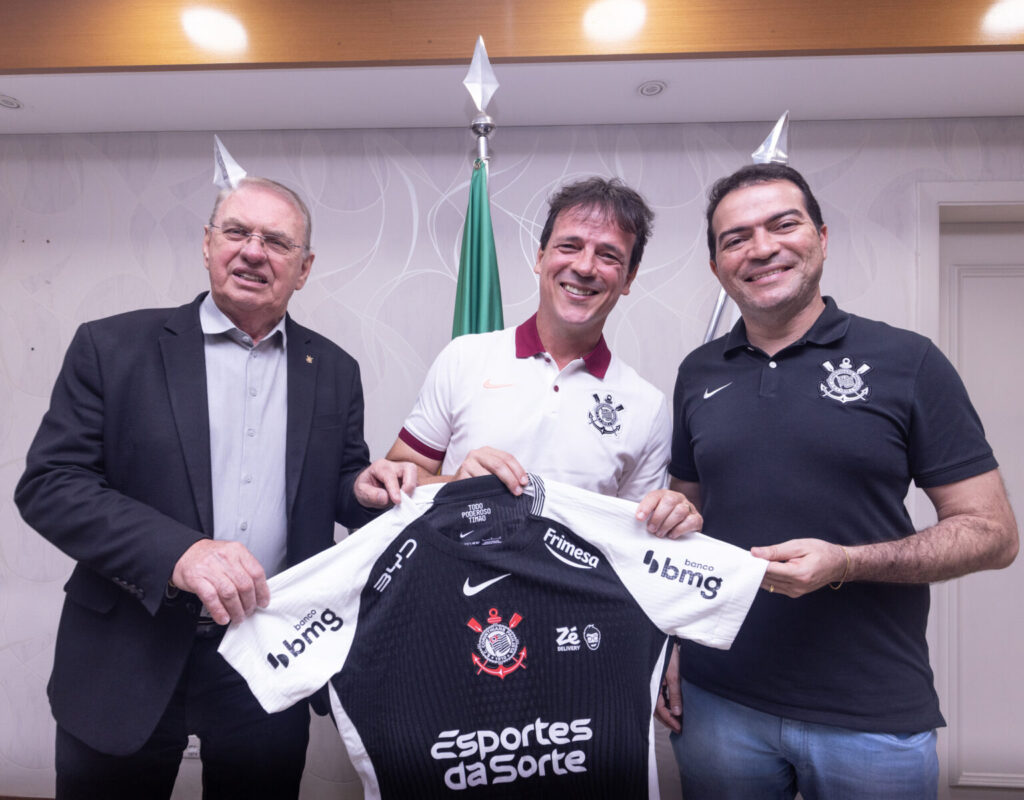Corinthians anuncia oficialmente a contratação de Fernando Diniz