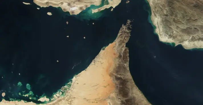 Irã e Omã passam a cobrar taxas de navios que cruzam Estreito de Ormuz