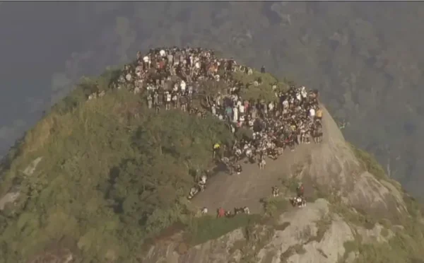 Cerca de 200 turistas ficam presos em trilha após tiroteio no Vidigal