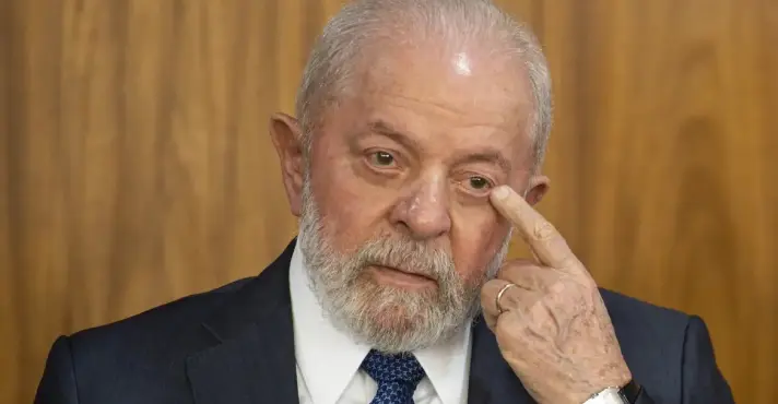 Lula é internado em SP para passar por procedimentos na cabeça e no punho