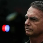 Bolsonaro completa um mês em casa e aguarda aval para cirurgia