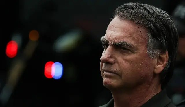 Bolsonaro completa um mês em casa e aguarda aval para cirurgia
