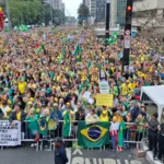 Direita reserva a Paulista no 1º de Maio e desaloja ato da esquerda