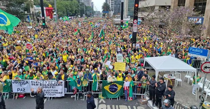 Direita reserva a Paulista no 1º de Maio e desaloja ato da esquerda