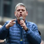 Flávio Bolsonaro pode vencer no 1º turno, afirma Tarcísio