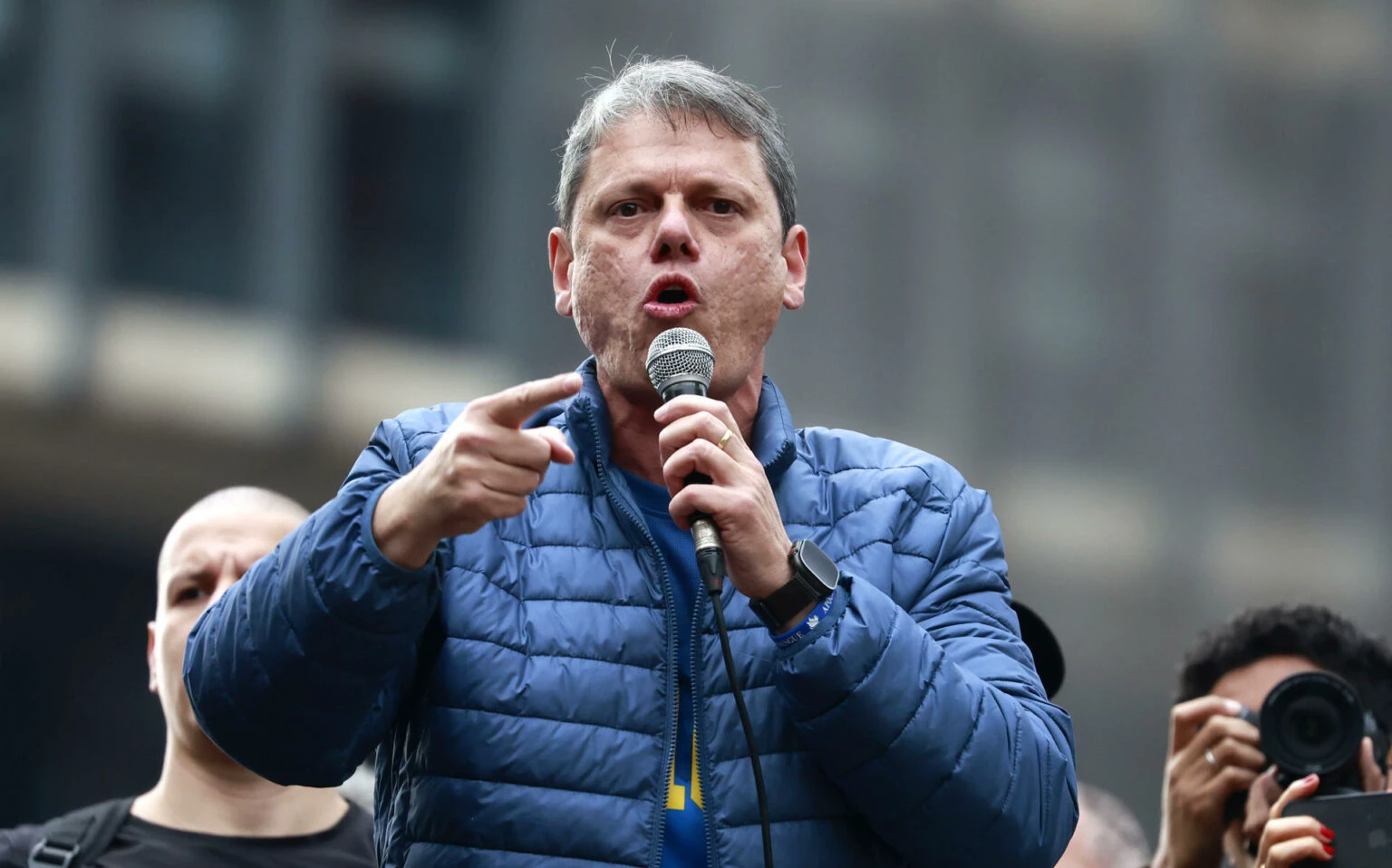 Flávio Bolsonaro pode vencer no 1º turno, afirma Tarcísio