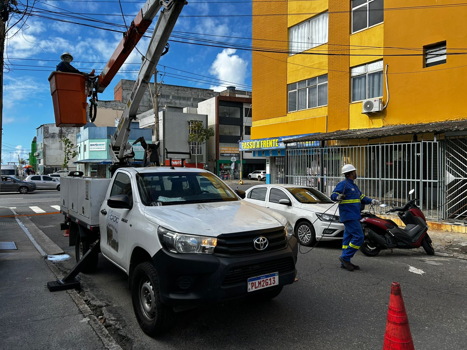 Em três meses, Neoenergia Coelba remove 298 toneladas de cabos irregulares de telefonia e internet na Bahia