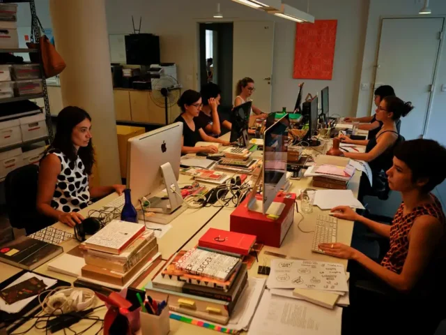 Emprego feminino aumenta 11%, mas desigualdade salarial persiste