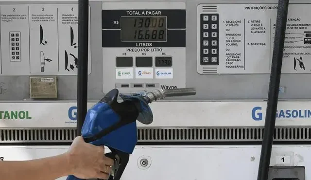 Lula assina decreto com subsídio de R$ 0,44 por litro da gasolina