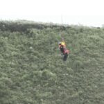 Mulher é resgatada com vida após ser jogada de penhasco de 50m