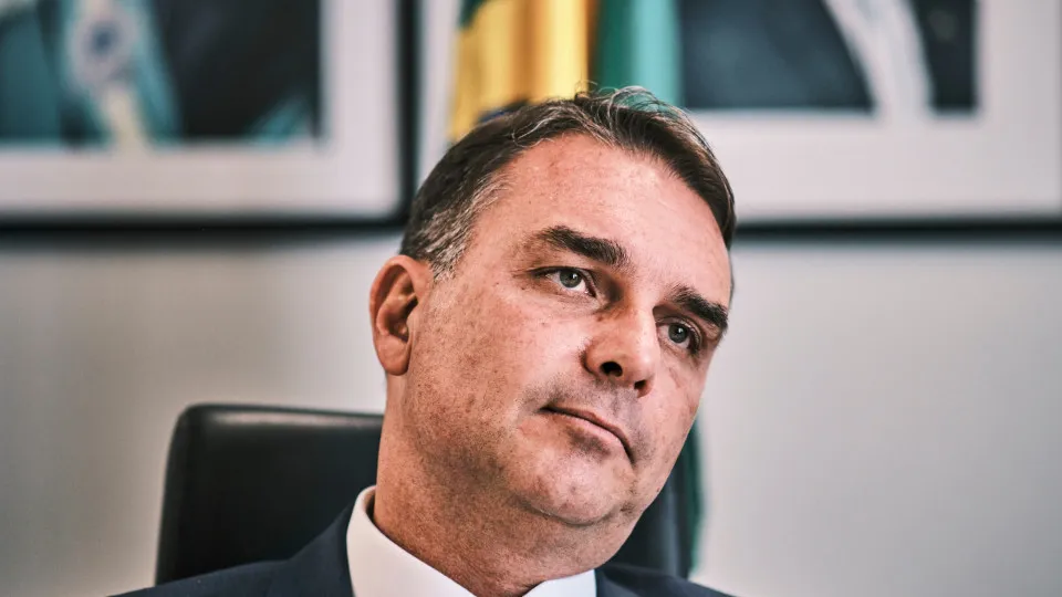 Flávio Bolsonaro diz que derrubada do veto foi presente de aniversário e honra injustiçados