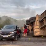 Acidente entre caminhão e van deixa 16 mortos na Bahia