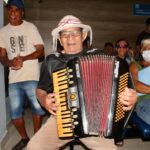 Sanfoneiro Baio do Acordeon alegra manhã de pacientes e homenageia profissionais da Unacon