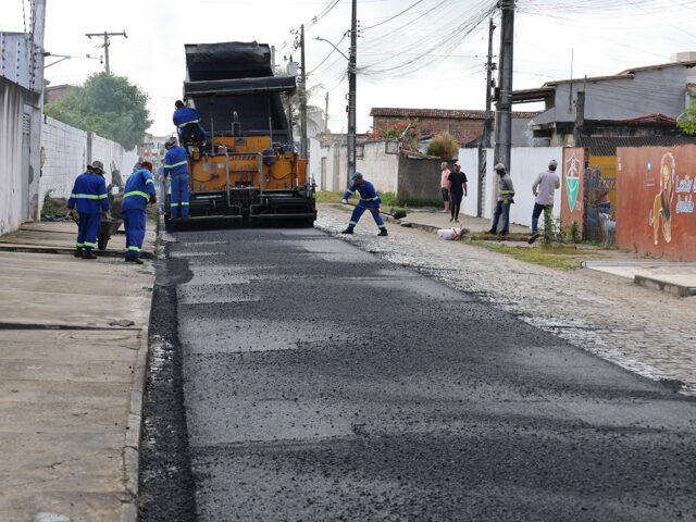 Prefeitura de Feira inicia obras de pavimentação asfáltica de seis ruas no Fraternidade