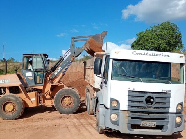 Fiscalização ambiental apreende caçambas e retroescavadeira durante ação na Lagoa Salgada
