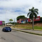 Justiça manda Jerônimo retirar outdoor na Avenida Paralela e envia caso ao MP para apurar