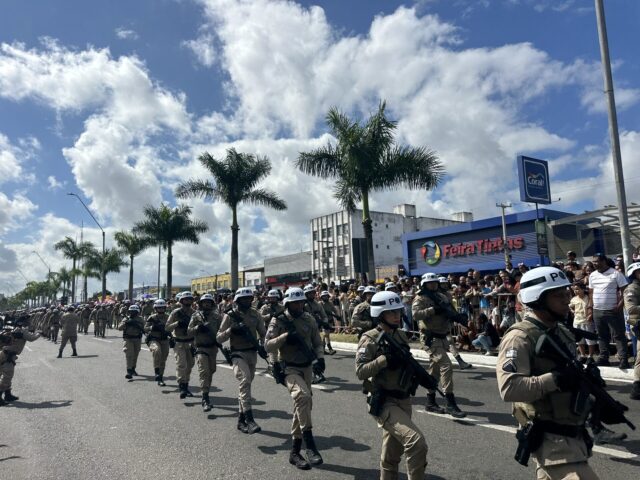 Desfile de 7 de Setembro reúne multidão na Avenida Presidente Dutra, em Feira de Santana