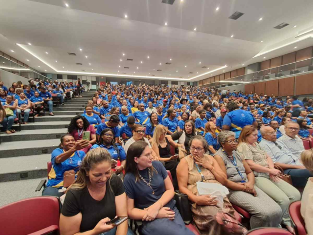 Prefeitura de Feira de Santana sanciona Bolsa Permanência de R$ 200 para alunos da EJA