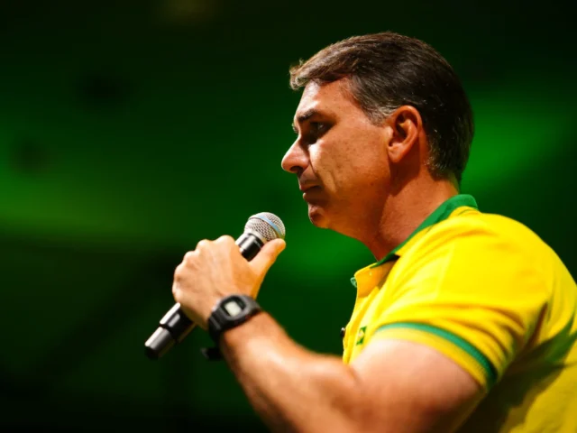 Fundos ligados à bolsa brasileira disparam com liderança de Flávio