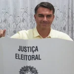 Flávio Bolsonaro vota no Rio de Janeiro