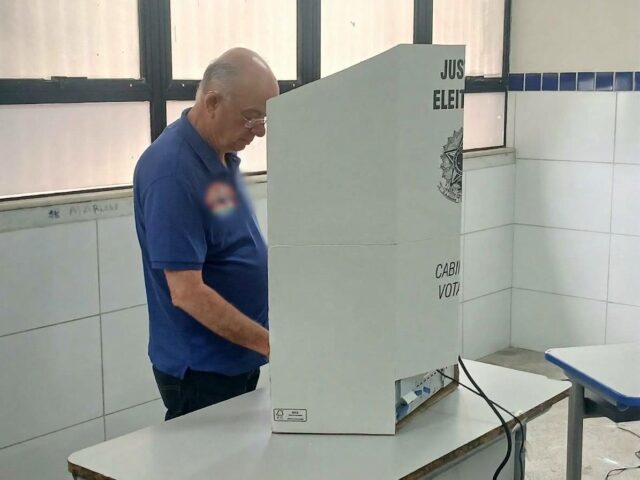 Prefeito José Ronaldo destaca importância da democracia ao votar na manhã deste domingo (4)