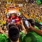 Ao lado de Nikolas, Flávio reúne multidão em Minas Gerais